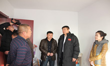 房地局領(lǐng)導視察辦理入住現場(chǎng)